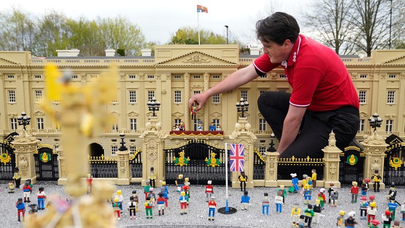 Daniel Anderson
menyelesaikan pembuatan miniatur adegan penobatan Raja Charles III dan Ratu Camilia di balkon Istana Buckingham, London, Inggris, Rabu (26/4/2023). (PA Images via Getty Images)