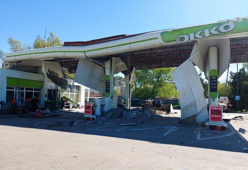Reruntuhan terlihat di hypermarket yang hancur di kota Kherson, Ukraina selatan, pada 3 Mei 2023, di tengah invasi Rusia ke Ukraina. Reruntuhan terlihat di hypermarket yang hancur di kota Kherson, Ukraina selatan, pada 3 Mei 2023, di tengah invasi Rusia ke Ukraina. - Pengumuman bahwa Kherson akan berada di bawah jam malam dari malam tanggal 5 Mei 2023 hingga pagi hari tanggal 8 Mei 2023, datang ketika para pejabat mengatakan tiga orang tewas dan lima lainnya luka-luka dalam serangan Rusia di satu-satunya hypermarket Kherson yang berfungsi pada hari Rabu. (DINA PLETENCHUK/AFP via Getty Images)