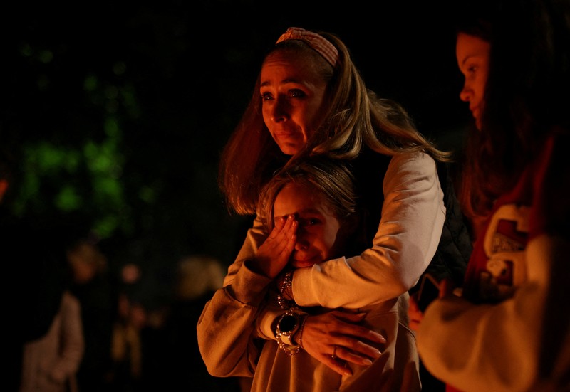 Seorang wanita mnaruh boneka saat menghadiri aksi menyalakan lilin dan tabur bunga pasca tragedi penembakan pada Sekolah Dasar di Kota Belgrade, Serbia, Rabu (3/5/2023) malam. Seorang wanita mnaruh boneka saat menghadiri aksi menyalakan lilin dan tabur bunga pasca tragedi penembakan pada Sekolah Dasar di Kota Belgrade, Serbia, Rabu (3/5/2023) malam. (REUTERS/Antonio Bronic)