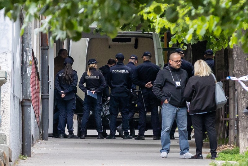 Jenazah para korban dibawa pergi di sekolah dasar 'Vladislav Ribnikar' pada 3 Mei 2023 di Beograd, Serbia. Setidaknya delapan siswa dan seorang penjaga keamanan tewas dalam penembakan pagi ini di sekolah tersebut. Seorang remaja laki-laki kemudian ditangkap sehubungan dengan serangan itu. Jenazah para korban dibawa pergi di sekolah dasar 'Vladislav Ribnikar' pada 3 Mei 2023 di Beograd, Serbia. Setidaknya delapan siswa dan seorang penjaga keamanan tewas dalam penembakan pagi ini di sekolah tersebut. Seorang remaja laki-laki kemudian ditangkap sehubungan dengan serangan itu. (Srdjan Stevanovic/Getty Images)