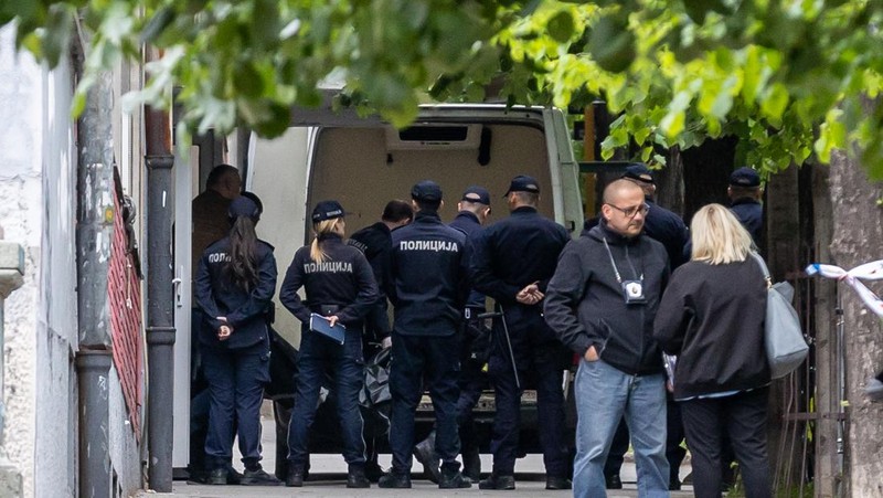 Jenazah para korban dibawa pergi di sekolah dasar 'Vladislav Ribnikar' pada 3 Mei 2023 di Beograd, Serbia. Setidaknya delapan siswa dan seorang penjaga keamanan tewas dalam penembakan pagi ini di sekolah tersebut. Seorang remaja laki-laki kemudian ditangkap sehubungan dengan serangan itu. (Srdjan Stevanovic/Getty Images)