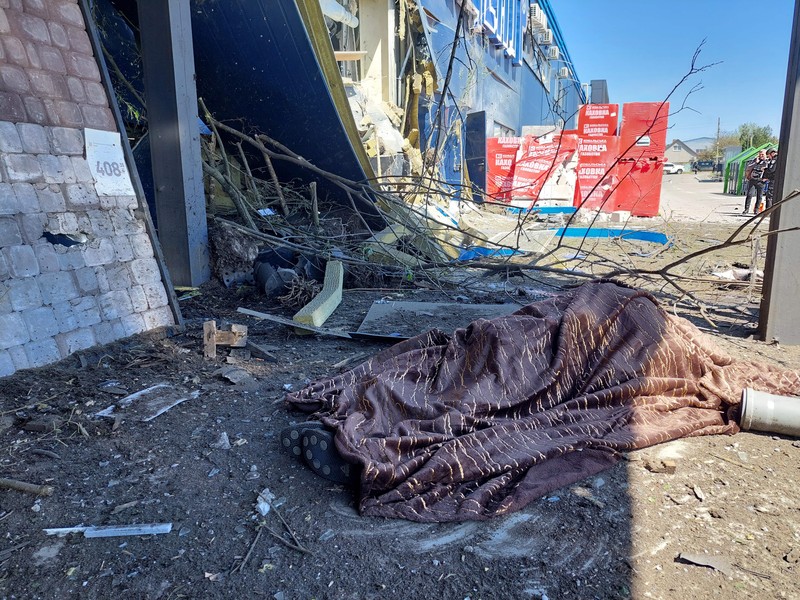 Reruntuhan terlihat di hypermarket yang hancur di kota Kherson, Ukraina selatan, pada 3 Mei 2023, di tengah invasi Rusia ke Ukraina. - Pengumuman bahwa Kherson akan berada di bawah jam malam dari malam tanggal 5 Mei 2023 hingga pagi hari tanggal 8 Mei 2023, datang ketika para pejabat mengatakan tiga orang tewas dan lima lainnya luka-luka dalam serangan Rusia di satu-satunya hypermarket Kherson yang berfungsi pada hari Rabu. (DINA PLETENCHUK/AFP via Getty Images)