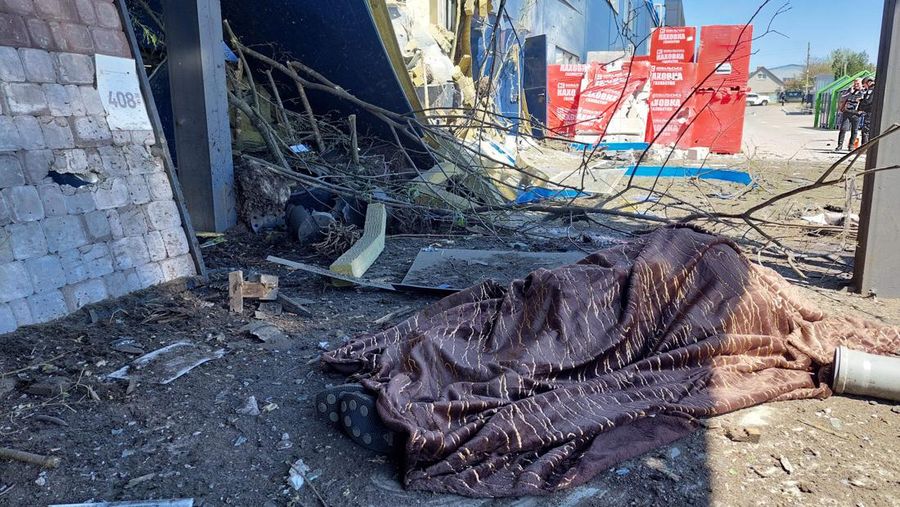 Reruntuhan terlihat di hypermarket yang hancur di kota Kherson, Ukraina selatan, pada 3 Mei 2023, di tengah invasi Rusia ke Ukraina. - Pengumuman bahwa Kherson akan berada di bawah jam malam dari malam tanggal 5 Mei 2023 hingga pagi hari tanggal 8 Mei 2023, datang ketika para pejabat mengatakan tiga orang tewas dan lima lainnya luka-luka dalam serangan Rusia di satu-satunya hypermarket Kherson yang berfungsi pada hari Rabu. (DINA PLETENCHUK/AFP via Getty Images)