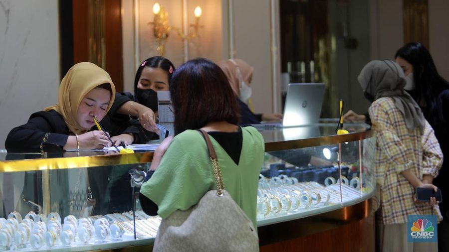 Karyawati menunjukkan emas Pegadaian di salah satu galeri 24 Pegadaian, Salemba Jakarta, Kamis (4/5). (CNBC Indonesia/Muhammad Sabki)