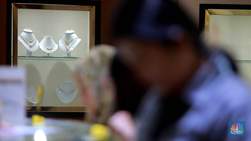 Karyawati menunjukkan emas PT Aneka Tambang Tbk. (Antam) di salah satu gallery penjualan emas di Jakarta, Kamis (4/5). (CNBC Indonesia/Muhammad Sabki) Karyawati menunjukkan emas PT Aneka Tambang Tbk. (Antam) di salah satu gallery penjualan emas di Jakarta, Kamis (4/5). (CNBC Indonesia/Muhammad Sabki)