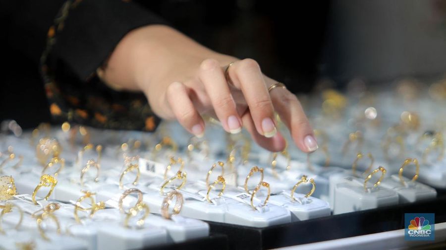 Karyawati menunjukkan emas Pegadaian di salah satu galeri 24 Pegadaian, Salemba Jakarta, Kamis (4/5). (CNBC Indonesia/Muhammad Sabki)