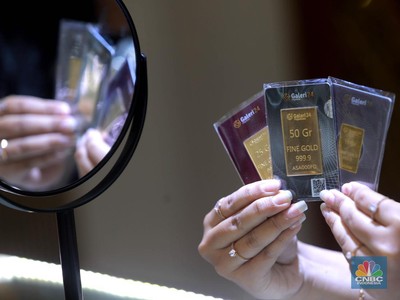 Karyawati menunjukkan emas Pegadaian di salah satu galeri 24 Pegadaian, Salemba Jakarta, Kamis (4/5). (CNBC Indonesia/Muhammad Sabki)