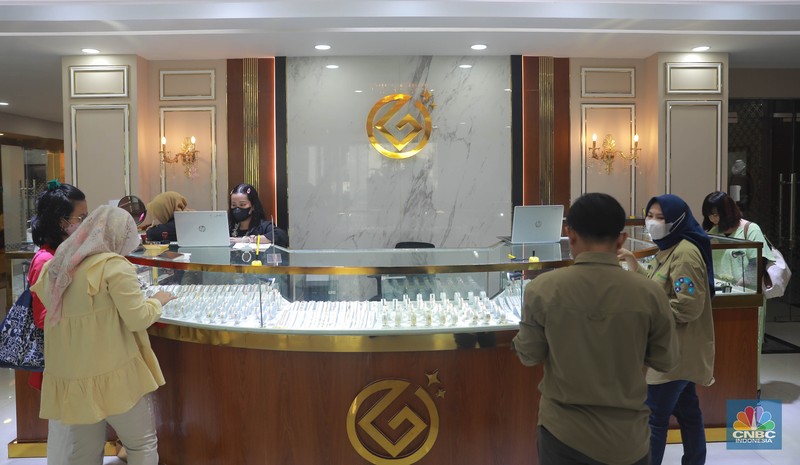 Karyawati menunjukkan emas PT Aneka Tambang Tbk. (Antam) di salah satu gallery penjualan emas di Jakarta, Kamis (4/5). (CNBC Indonesia/Muhammad Sabki) Karyawati menunjukkan emas PT Aneka Tambang Tbk. (Antam) di salah satu gallery penjualan emas di Jakarta, Kamis (4/5). (CNBC Indonesia/Muhammad Sabki)