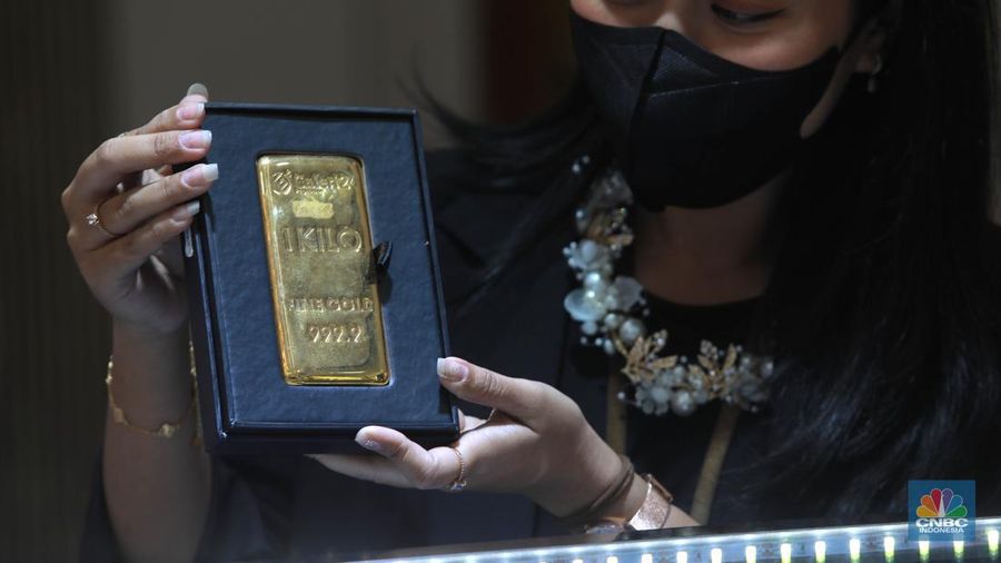Karyawati menunjukkan emas PT Aneka Tambang Tbk. (Antam) di salah satu gallery penjualan emas di Jakarta, Kamis (4/5). (CNBC Indonesia/Muhammad Sabki)