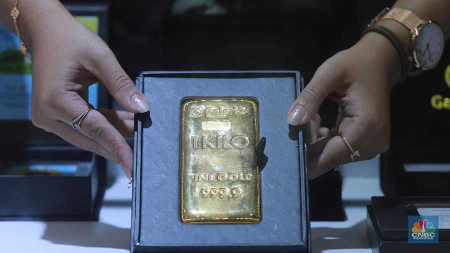 Karyawati menunjukkan emas PT Aneka Tambang Tbk. (Antam) di salah satu gallery penjualan emas di Jakarta, Kamis (4/5). (CNBC Indonesia/Muhammad Sabki)
