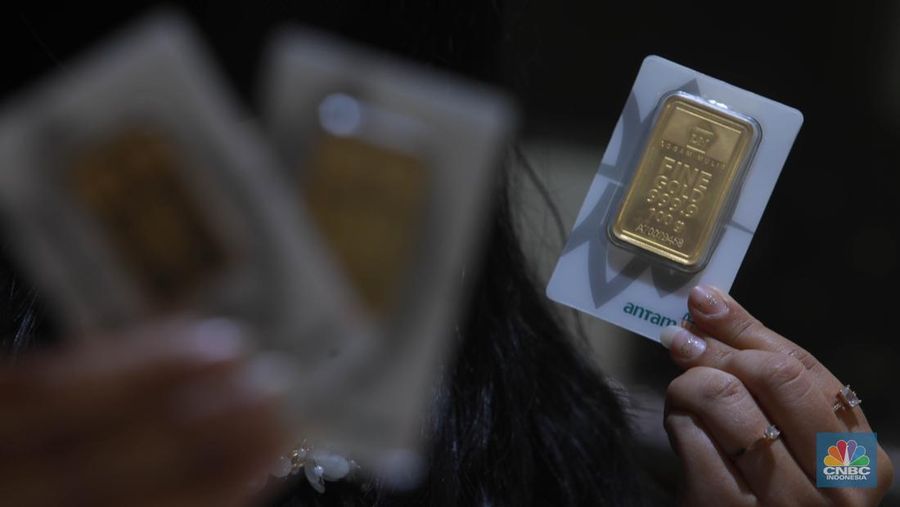 Karyawati menunjukkan emas PT Aneka Tambang Tbk. (Antam) di salah satu gallery penjualan emas di Jakarta, Kamis (4/5). (CNBC Indonesia/Muhammad Sabki)