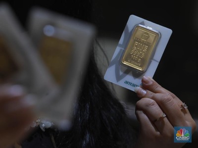 Karyawati menunjukkan emas PT Aneka Tambang Tbk. (Antam) di salah satu gallery penjualan emas di Jakarta, Kamis (4/5). (CNBC Indonesia/Muhammad Sabki)