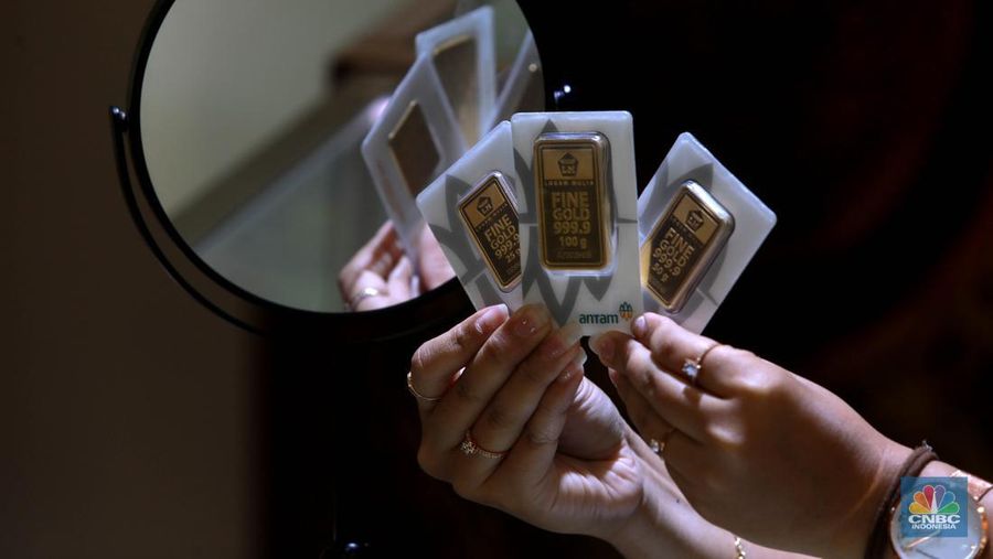Karyawati menunjukkan emas PT Aneka Tambang Tbk. (Antam) di salah satu gallery penjualan emas di Jakarta, Kamis (4/5). (CNBC Indonesia/Muhammad Sabki)