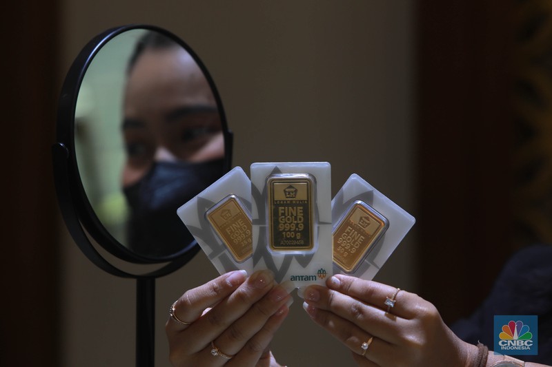 Karyawati menunjukkan emas PT Aneka Tambang Tbk. (Antam) di salah satu gallery penjualan emas di Jakarta, Kamis (4/5). (CNBC Indonesia/Muhammad Sabki) Karyawati menunjukkan emas PT Aneka Tambang Tbk. (Antam) di salah satu gallery penjualan emas di Jakarta, Kamis (4/5). (CNBC Indonesia/Muhammad Sabki)