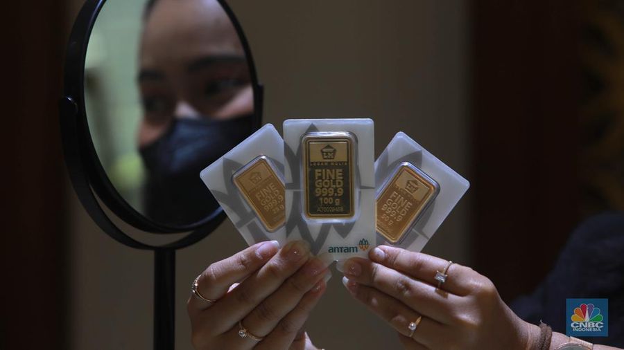 Karyawati menunjukkan emas PT Aneka Tambang Tbk. (Antam) di salah satu gallery penjualan emas di Jakarta, Kamis (4/5). (CNBC Indonesia/Muhammad Sabki)