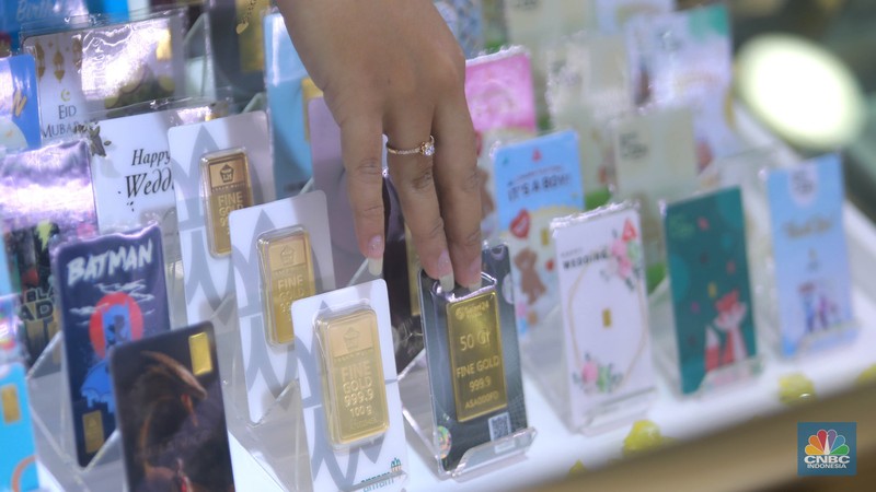 Karyawati menunjukkan emas PT Aneka Tambang Tbk. (Antam) di salah satu gallery penjualan emas di Jakarta, Kamis (4/5). (CNBC Indonesia/Muhammad Sabki)