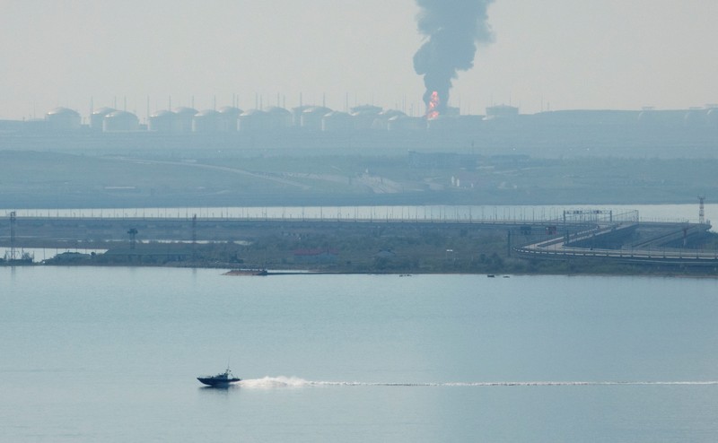 Petugas memadamkan kilang minyak yang terbakar menggunakan pesawat tanpa awak di Karasnodar, Rusia, Rabu (3/5/2023) waktu setempat. (Russian Emergency Ministry Press Service via AP)