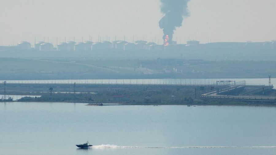 Petugas memadamkan kilang minyak yang terbakar menggunakan pesawat tanpa awak di Karasnodar, Rusia, Rabu (3/5/2023) waktu setempat. (Russian Emergency Ministry Press Service via AP)