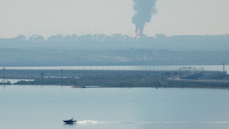 Petugas memadamkan kilang minyak yang terbakar menggunakan pesawat tanpa awak di Karasnodar, Rusia, Rabu (3/5/2023) waktu setempat. (Russian Emergency Ministry Press Service via AP)