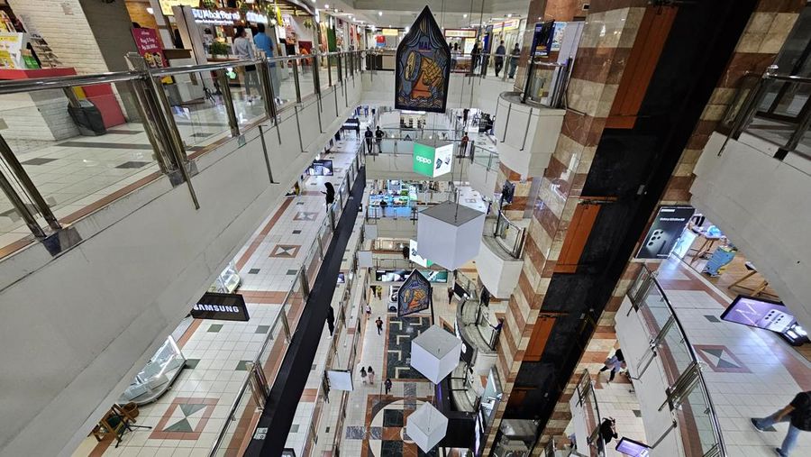 Suasana pusat penjualan HP di Mal Ambassador, Kuningan, Jakarta.
