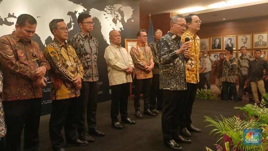 Mendag Zulhas didampingi Wamnedag Jerry Sambuaga dan Jajaran Pejabat Eselon I Kemendag saat Halalbihalal Kemendag, Kamis (4/5/2023). Mendag menjelaskan perkembangan polemik utang rafaksi minyak goreng.