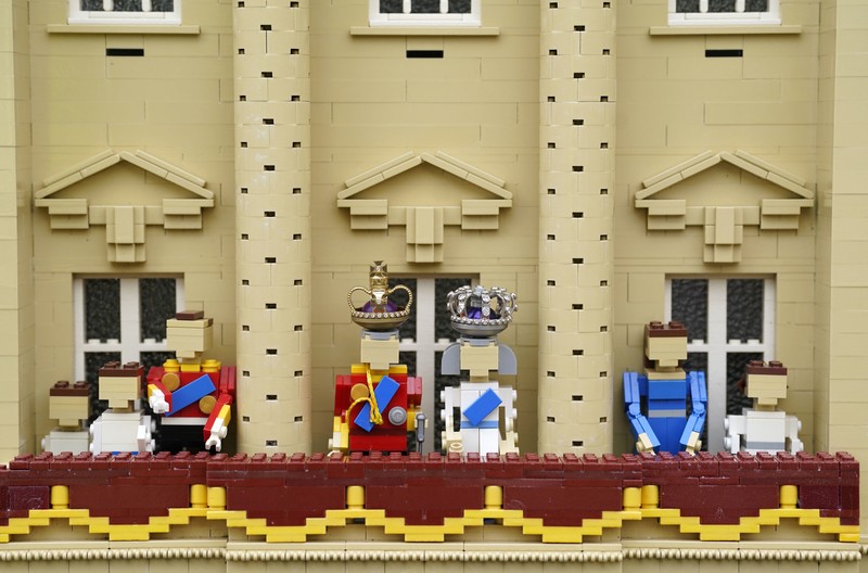 Daniel Anderson
menyelesaikan pembuatan miniatur adegan penobatan Raja Charles III dan Ratu Camilia di balkon Istana Buckingham, London, Inggris, Rabu (26/4/2023). (PA Images via Getty Images)