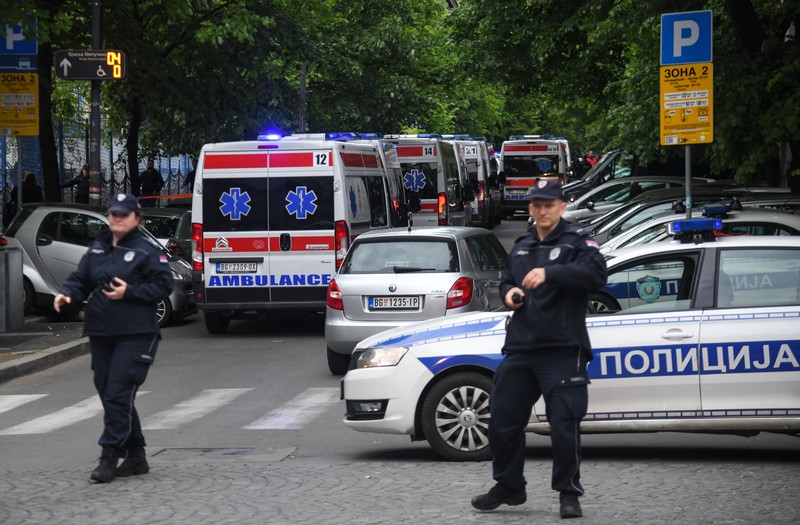 Jenazah para korban dibawa pergi di sekolah dasar 'Vladislav Ribnikar' pada 3 Mei 2023 di Beograd, Serbia. Setidaknya delapan siswa dan seorang penjaga keamanan tewas dalam penembakan pagi ini di sekolah tersebut. Seorang remaja laki-laki kemudian ditangkap sehubungan dengan serangan itu. Jenazah para korban dibawa pergi di sekolah dasar 'Vladislav Ribnikar' pada 3 Mei 2023 di Beograd, Serbia. Setidaknya delapan siswa dan seorang penjaga keamanan tewas dalam penembakan pagi ini di sekolah tersebut. Seorang remaja laki-laki kemudian ditangkap sehubungan dengan serangan itu. (Srdjan Stevanovic/Getty Images)