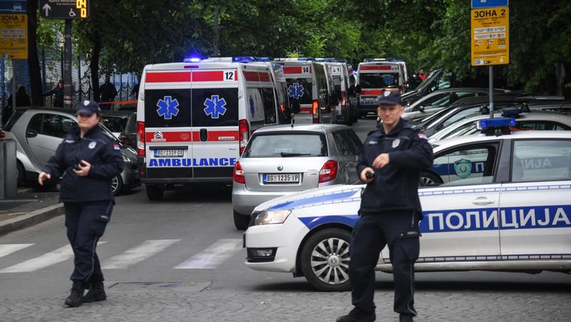 Jenazah para korban dibawa pergi di sekolah dasar 'Vladislav Ribnikar' pada 3 Mei 2023 di Beograd, Serbia. Setidaknya delapan siswa dan seorang penjaga keamanan tewas dalam penembakan pagi ini di sekolah tersebut. Seorang remaja laki-laki kemudian ditangkap sehubungan dengan serangan itu. (Srdjan Stevanovic/Getty Images)
