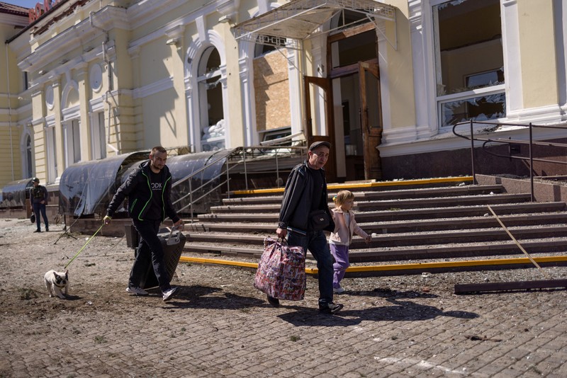 Reruntuhan terlihat di hypermarket yang hancur di kota Kherson, Ukraina selatan, pada 3 Mei 2023, di tengah invasi Rusia ke Ukraina. Reruntuhan terlihat di hypermarket yang hancur di kota Kherson, Ukraina selatan, pada 3 Mei 2023, di tengah invasi Rusia ke Ukraina. - Pengumuman bahwa Kherson akan berada di bawah jam malam dari malam tanggal 5 Mei 2023 hingga pagi hari tanggal 8 Mei 2023, datang ketika para pejabat mengatakan tiga orang tewas dan lima lainnya luka-luka dalam serangan Rusia di satu-satunya hypermarket Kherson yang berfungsi pada hari Rabu. (DINA PLETENCHUK/AFP via Getty Images)