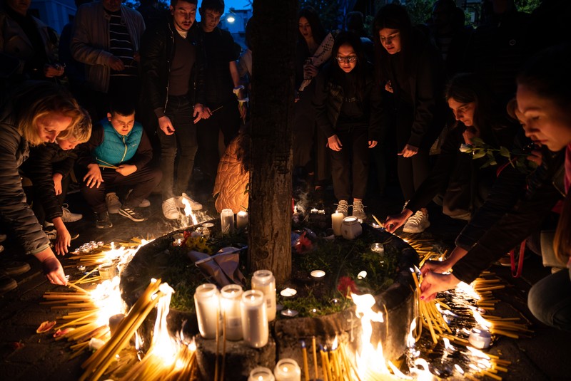 Jenazah para korban dibawa pergi di sekolah dasar 'Vladislav Ribnikar' pada 3 Mei 2023 di Beograd, Serbia. Setidaknya delapan siswa dan seorang penjaga keamanan tewas dalam penembakan pagi ini di sekolah tersebut. Seorang remaja laki-laki kemudian ditangkap sehubungan dengan serangan itu. Jenazah para korban dibawa pergi di sekolah dasar 'Vladislav Ribnikar' pada 3 Mei 2023 di Beograd, Serbia. Setidaknya delapan siswa dan seorang penjaga keamanan tewas dalam penembakan pagi ini di sekolah tersebut. Seorang remaja laki-laki kemudian ditangkap sehubungan dengan serangan itu. (Srdjan Stevanovic/Getty Images)