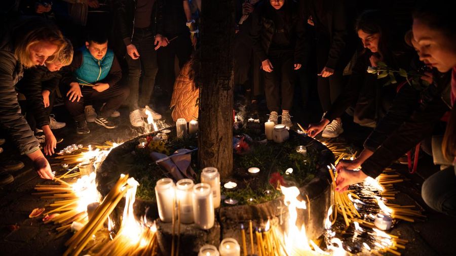 Jenazah para korban dibawa pergi di sekolah dasar 'Vladislav Ribnikar' pada 3 Mei 2023 di Beograd, Serbia. Setidaknya delapan siswa dan seorang penjaga keamanan tewas dalam penembakan pagi ini di sekolah tersebut. Seorang remaja laki-laki kemudian ditangkap sehubungan dengan serangan itu. (Srdjan Stevanovic/Getty Images)
