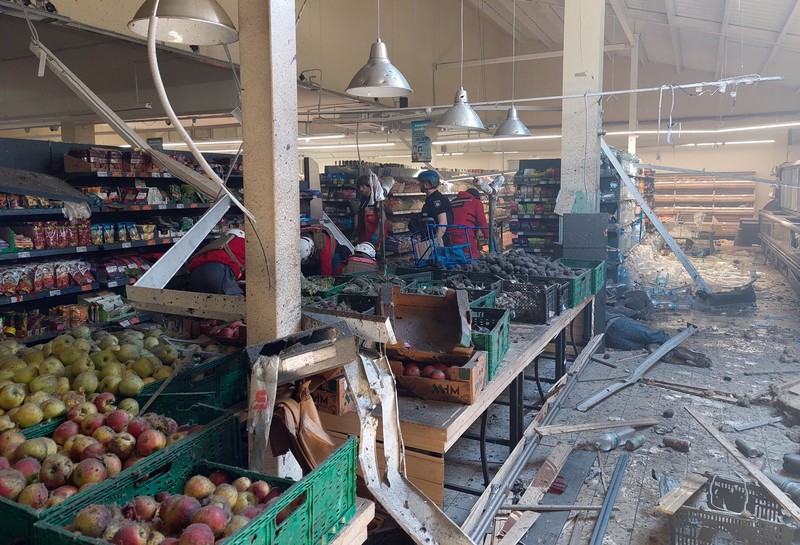 Reruntuhan terlihat di hypermarket yang hancur di kota Kherson, Ukraina selatan, pada 3 Mei 2023, di tengah invasi Rusia ke Ukraina. - Pengumuman bahwa Kherson akan berada di bawah jam malam dari malam tanggal 5 Mei 2023 hingga pagi hari tanggal 8 Mei 2023, datang ketika para pejabat mengatakan tiga orang tewas dan lima lainnya luka-luka dalam serangan Rusia di satu-satunya hypermarket Kherson yang berfungsi pada hari Rabu. (DINA PLETENCHUK/AFP via Getty Images)
