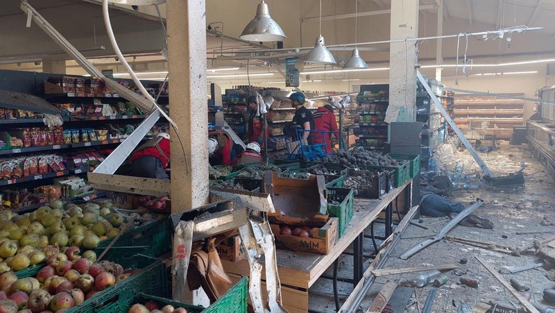 Reruntuhan terlihat di hypermarket yang hancur di kota Kherson, Ukraina selatan, pada 3 Mei 2023, di tengah invasi Rusia ke Ukraina. - Pengumuman bahwa Kherson akan berada di bawah jam malam dari malam tanggal 5 Mei 2023 hingga pagi hari tanggal 8 Mei 2023, datang ketika para pejabat mengatakan tiga orang tewas dan lima lainnya luka-luka dalam serangan Rusia di satu-satunya hypermarket Kherson yang berfungsi pada hari Rabu. (DINA PLETENCHUK/AFP via Getty Images)