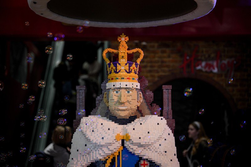 Daniel Anderson menyelesaikan pembuatan miniatur adegan penobatan Raja Charles III dan Ratu Camilia di balkon Istana Buckingham, London, Inggris, Rabu (26/4/2023). Daniel Anderson
menyelesaikan pembuatan miniatur adegan penobatan Raja Charles III dan Ratu Camilia di balkon Istana Buckingham, London, Inggris, Rabu (26/4/2023). (PA Images via Getty Images)