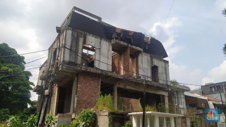 Penampakan rumah kosong terbengkalai di kawasan elite Menteng, Jakarta Pusat. (CNBC Indonesia/Martyasari Rizky)