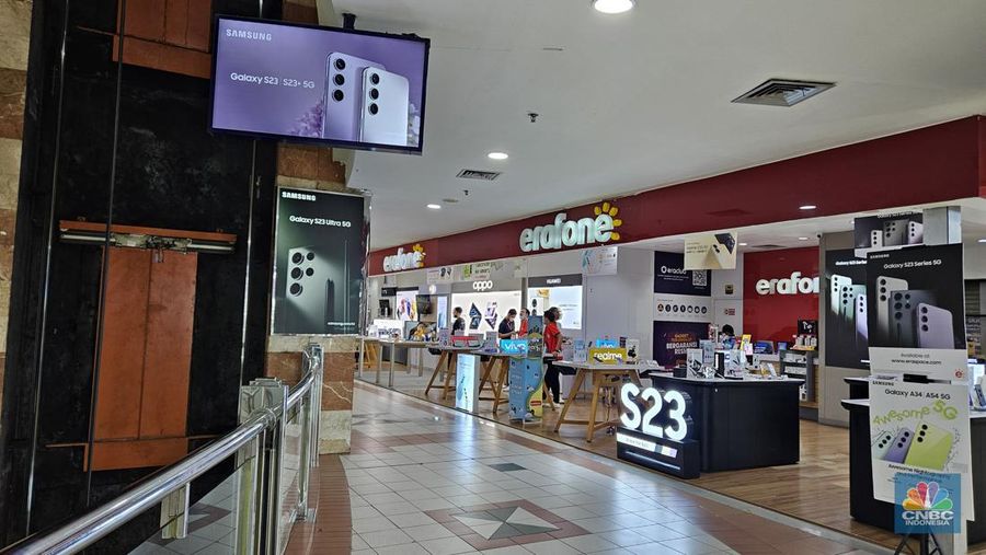 Penjualan HP dilaporkan sedang lesu, salah satu pasar HP yakni Mall Ambasador suasana mal terlihat sepi. (վ/Intan Rakhmayanti Dewi)