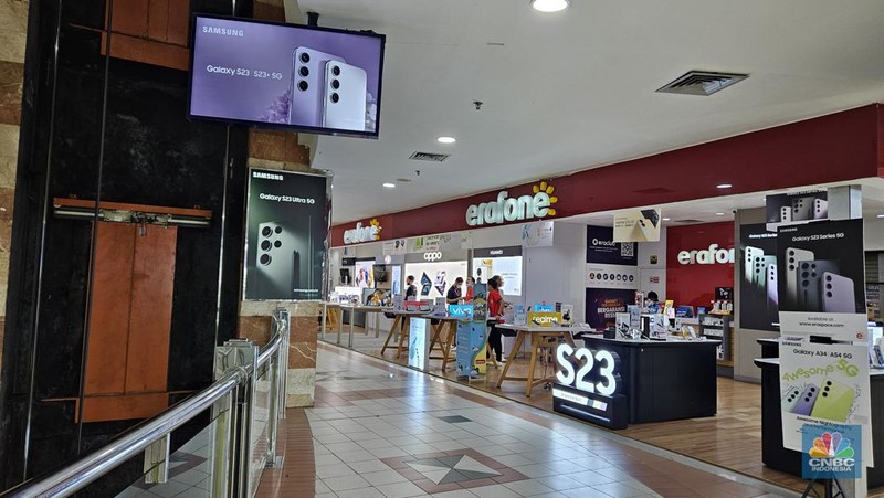 Penjualan HP dilaporkan sedang lesu, salah satu pasar HP yakni Mall Ambasador suasana mal terlihat sepi. (վ/Intan Rakhmayanti Dewi)