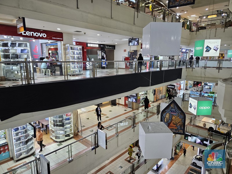 Penjualan HP dilaporkan sedang lesu, salah satu pasar HP yakni Mall Ambasador suasana mal terlihat sepi. Penjualan HP dilaporkan sedang lesu, salah satu pasar HP yakni Mall Ambasador suasana mal terlihat sepi. (CNBC Indonesia/Intan Rakhmayanti Dewi)