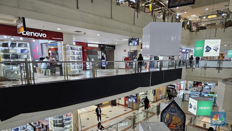 Penjualan HP dilaporkan sedang lesu, salah satu pasar HP yakni Mall Ambasador suasana mal terlihat sepi. (վ/Intan Rakhmayanti Dewi)