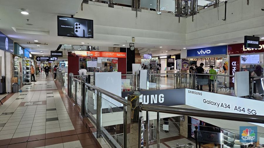 Penjualan HP dilaporkan sedang lesu, salah satu pasar HP yakni Mall Ambasador suasana mal terlihat sepi. (²©²ÊÍøÕ¾/Intan Rakhmayanti Dewi)