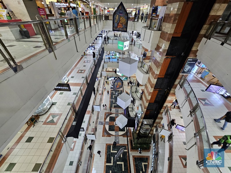 Penjualan HP dilaporkan sedang lesu, salah satu pasar HP yakni Mall Ambasador suasana mal terlihat sepi. Penjualan HP dilaporkan sedang lesu, salah satu pasar HP yakni Mall Ambasador suasana mal terlihat sepi. (CNBC Indonesia/Intan Rakhmayanti Dewi)