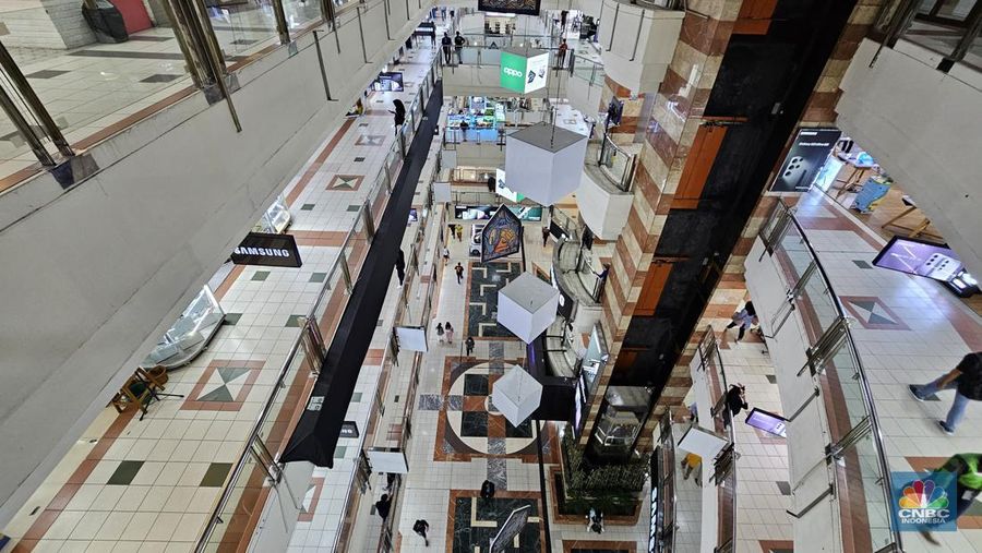 Penjualan HP dilaporkan sedang lesu, salah satu pasar HP yakni Mall Ambasador suasana mal terlihat sepi. (վ/Intan Rakhmayanti Dewi)