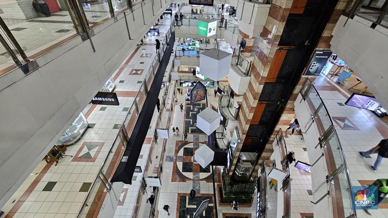 Penjualan HP dilaporkan sedang lesu, salah satu pasar HP yakni Mall Ambasador suasana mal terlihat sepi. (վ/Intan Rakhmayanti Dewi)