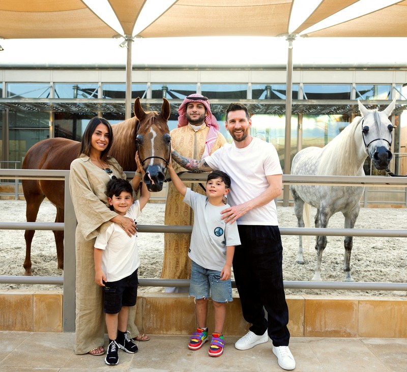 Pesepak bola klub Paris St Germain Lionel Messi bersama keluarganya saat berlibur ke Riyad, Arab Saudi. Pesepak bola klub Paris St Germain Lionel Messi bersama keluarganya saat berlibur ke Riyad, Arab Saudi. (Handout via REUTERS)