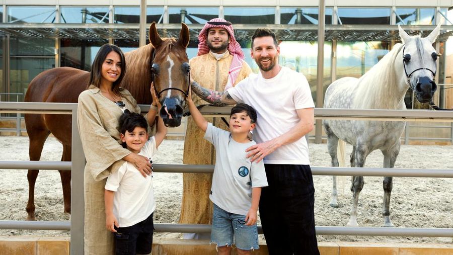 Pesepak bola klub Paris St Germain  Lionel Messi bersama keluarganya saat berlibur ke Riyad, Arab Saudi. (Handout via REUTERS)