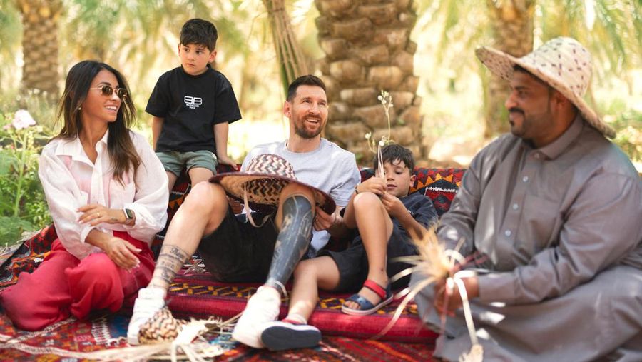 Pesepak bola klub Paris St Germain  Lionel Messi bersama keluarganya saat berlibur ke Riyad, Arab Saudi. (Handout via REUTERS)
