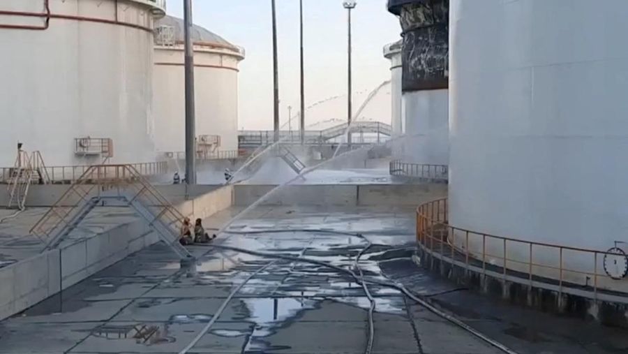 Petugas memadamkan kilang minyak yang terbakar menggunakan pesawat tanpa awak di Karasnodar, Rusia, Rabu (3/5/2023) waktu setempat. (Russian Emergency Ministry Press Service via AP)