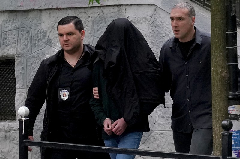 Jenazah para korban dibawa pergi di sekolah dasar 'Vladislav Ribnikar' pada 3 Mei 2023 di Beograd, Serbia. Setidaknya delapan siswa dan seorang penjaga keamanan tewas dalam penembakan pagi ini di sekolah tersebut. Seorang remaja laki-laki kemudian ditangkap sehubungan dengan serangan itu. Jenazah para korban dibawa pergi di sekolah dasar 'Vladislav Ribnikar' pada 3 Mei 2023 di Beograd, Serbia. Setidaknya delapan siswa dan seorang penjaga keamanan tewas dalam penembakan pagi ini di sekolah tersebut. Seorang remaja laki-laki kemudian ditangkap sehubungan dengan serangan itu. (Srdjan Stevanovic/Getty Images)