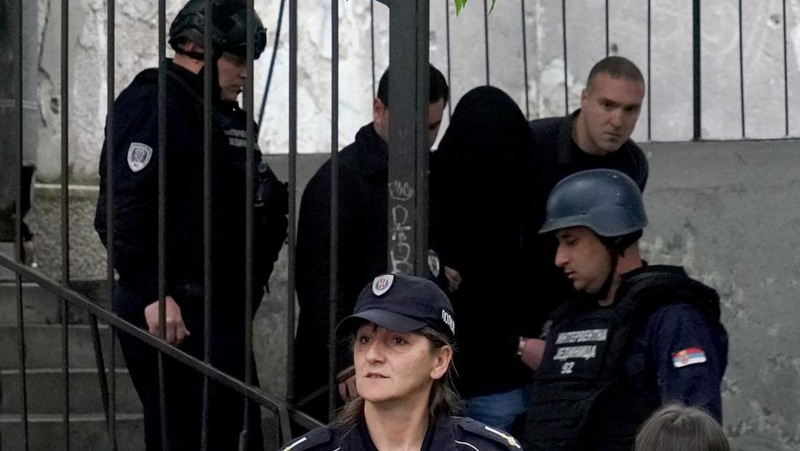 Jenazah para korban dibawa pergi di sekolah dasar 'Vladislav Ribnikar' pada 3 Mei 2023 di Beograd, Serbia. Setidaknya delapan siswa dan seorang penjaga keamanan tewas dalam penembakan pagi ini di sekolah tersebut. Seorang remaja laki-laki kemudian ditangkap sehubungan dengan serangan itu. (Srdjan Stevanovic/Getty Images)
