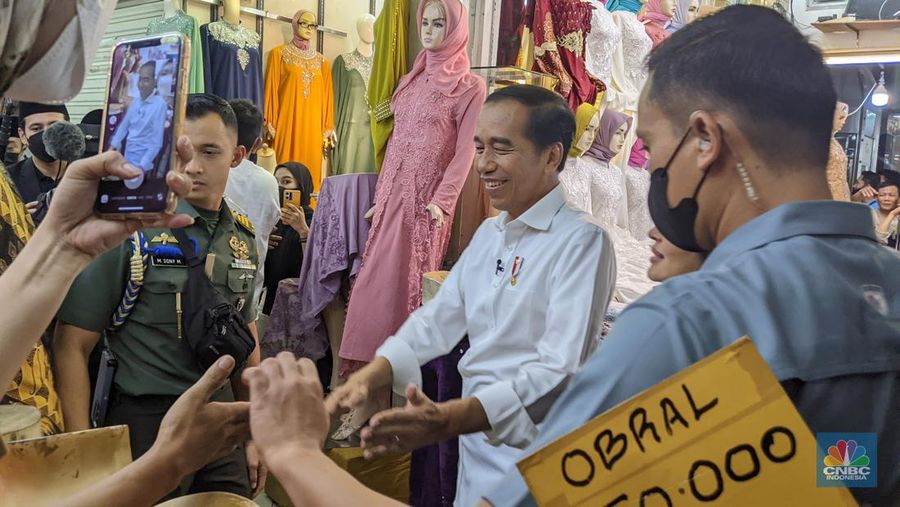Presiden Joko Widodo melakukan kunjungan ke Pasar Tanah Abang blok A, Jakarta Pusat, Kamis (4/5/2023). (CNBC Indonesia/Emir Yanwardhana)